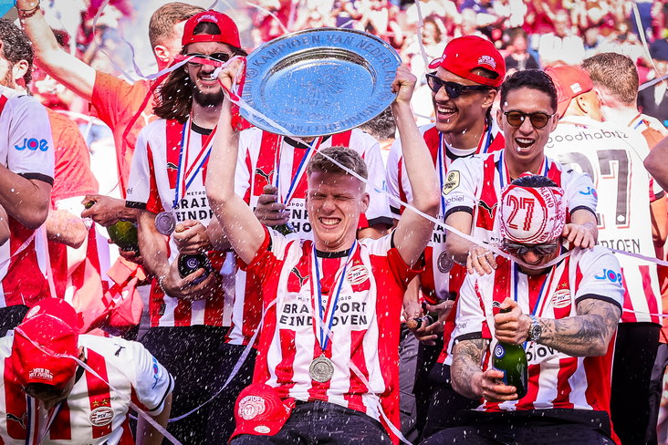 Jerdy Schouten toont de kampioensschaal