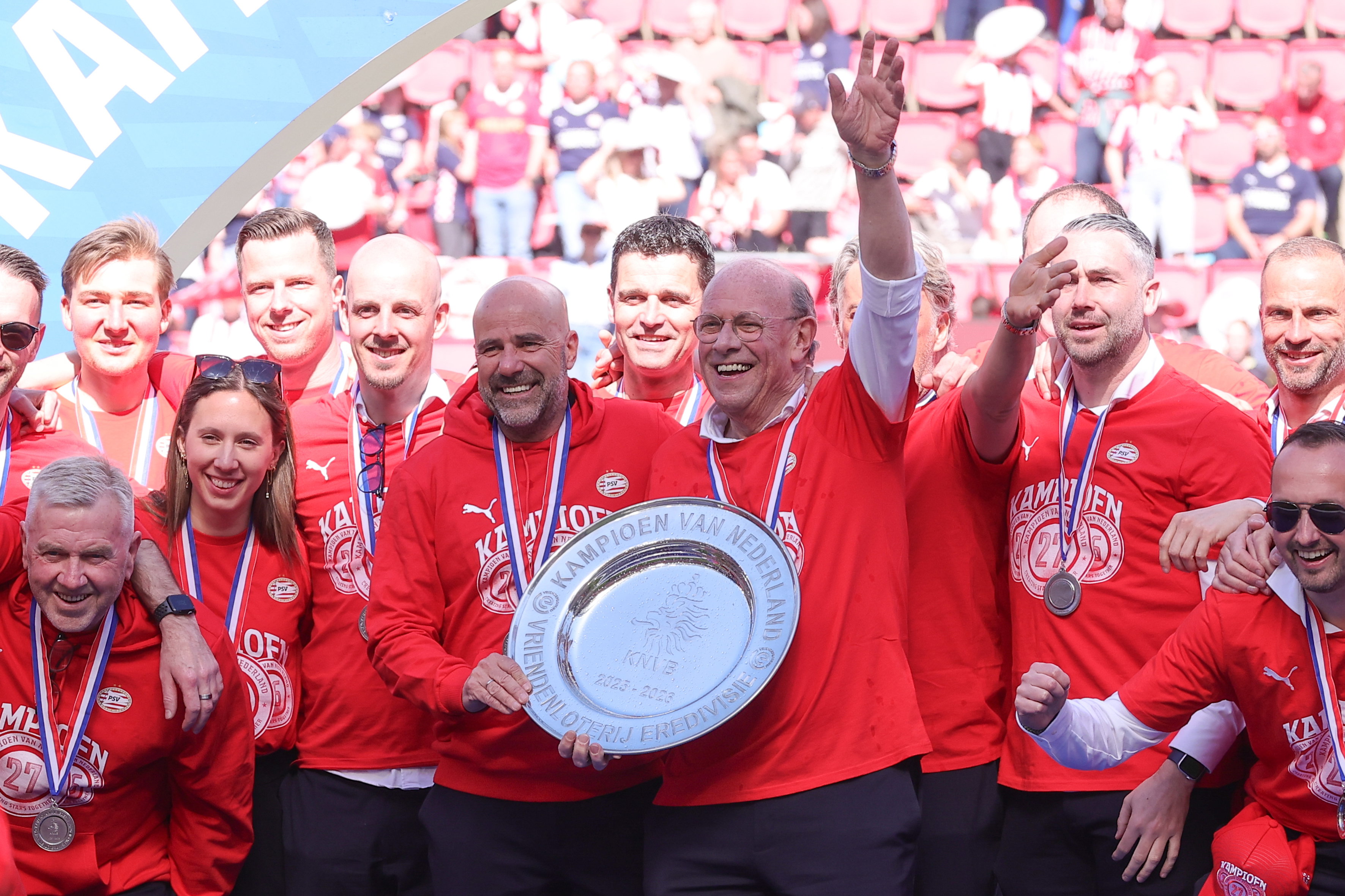 Peter Bosz en Mart van den Heuvel met de schaal