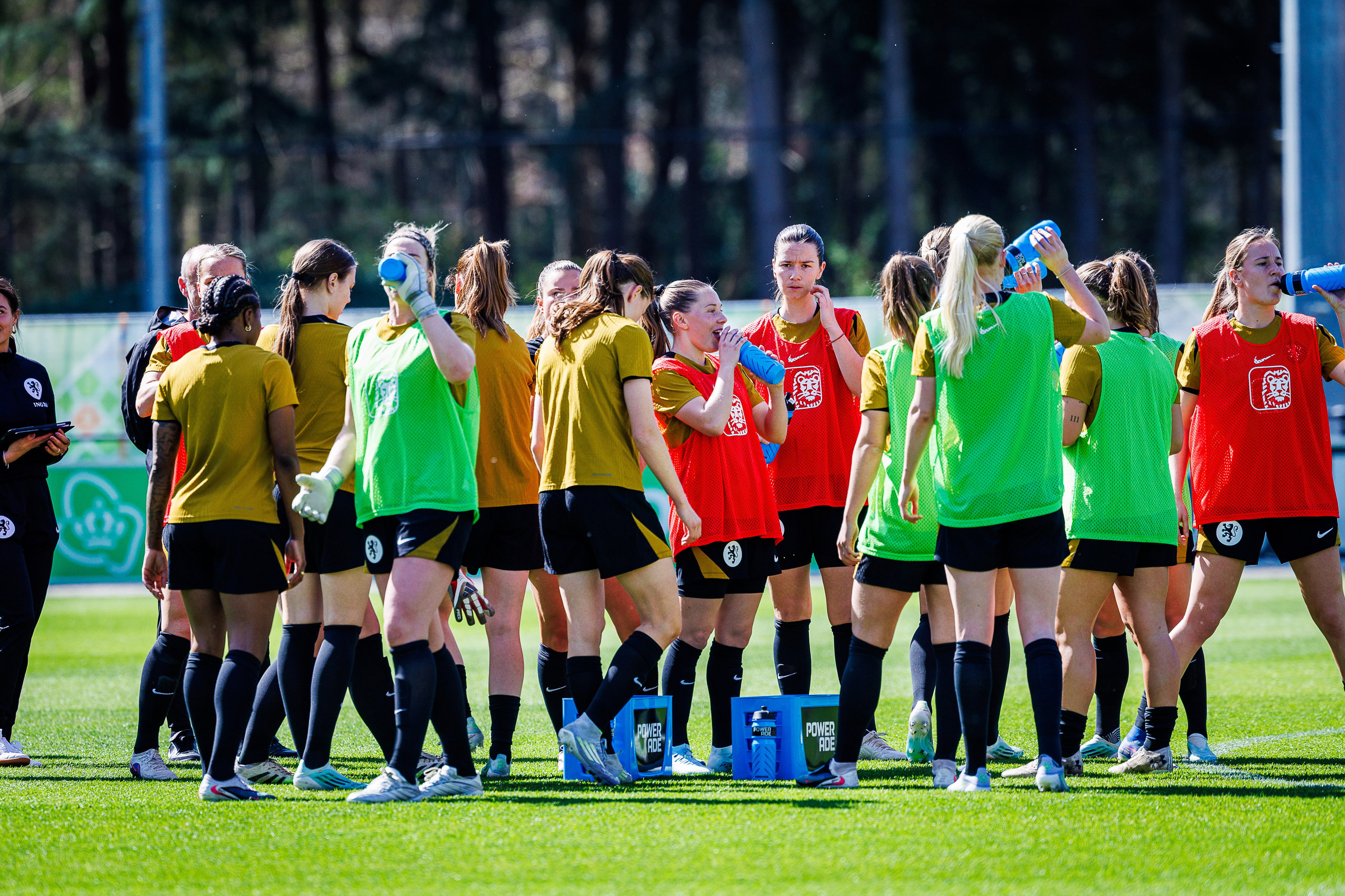 De OranjeLeeuwinnen trainen op de KNVB Campus in Zeist