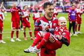Souffian El Karouani viert de winst met een jonge fan tijdens Kidsday