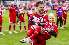 Souffian el Karouani viert de winst met een jonge fan