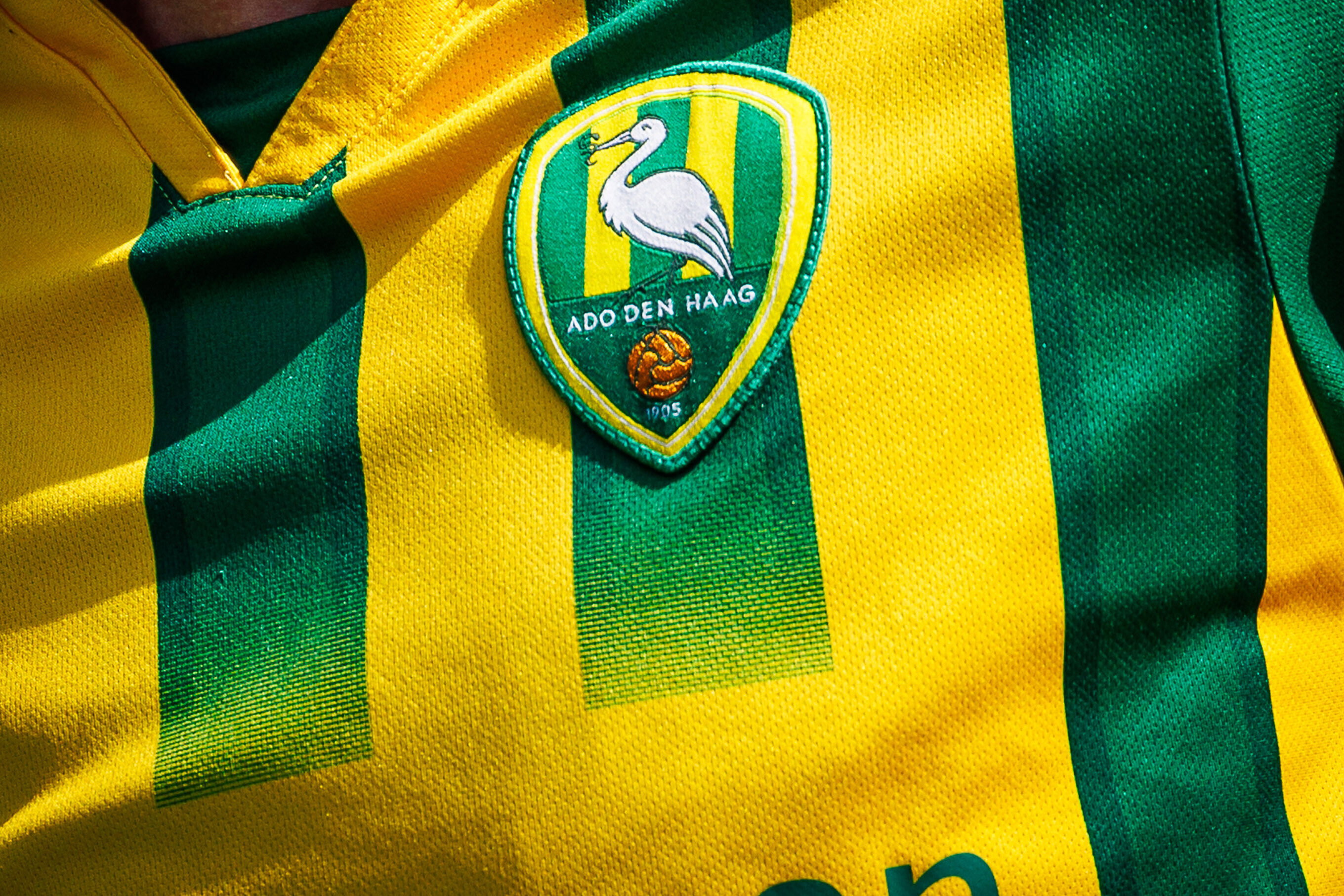 Het logo van ADO Den Haag op het shirt
