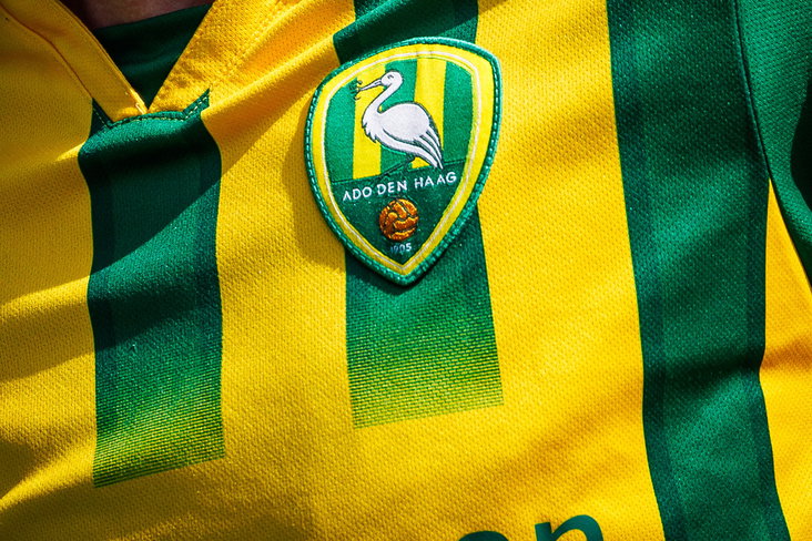 Het logo van ADO Den Haag op het shirt