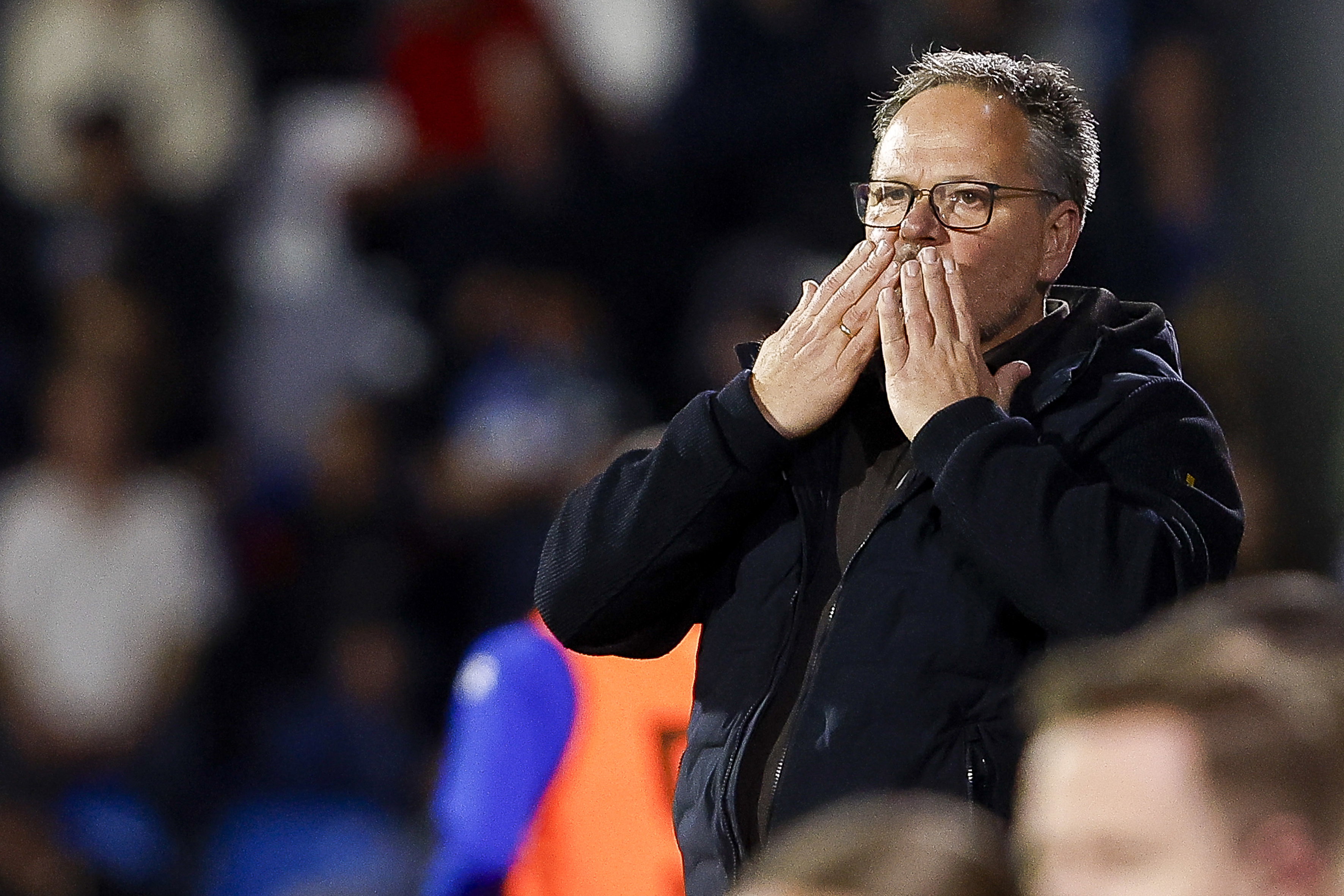 VIDEO | Henk de Jong in tranen door eerbetoon De Graafschap