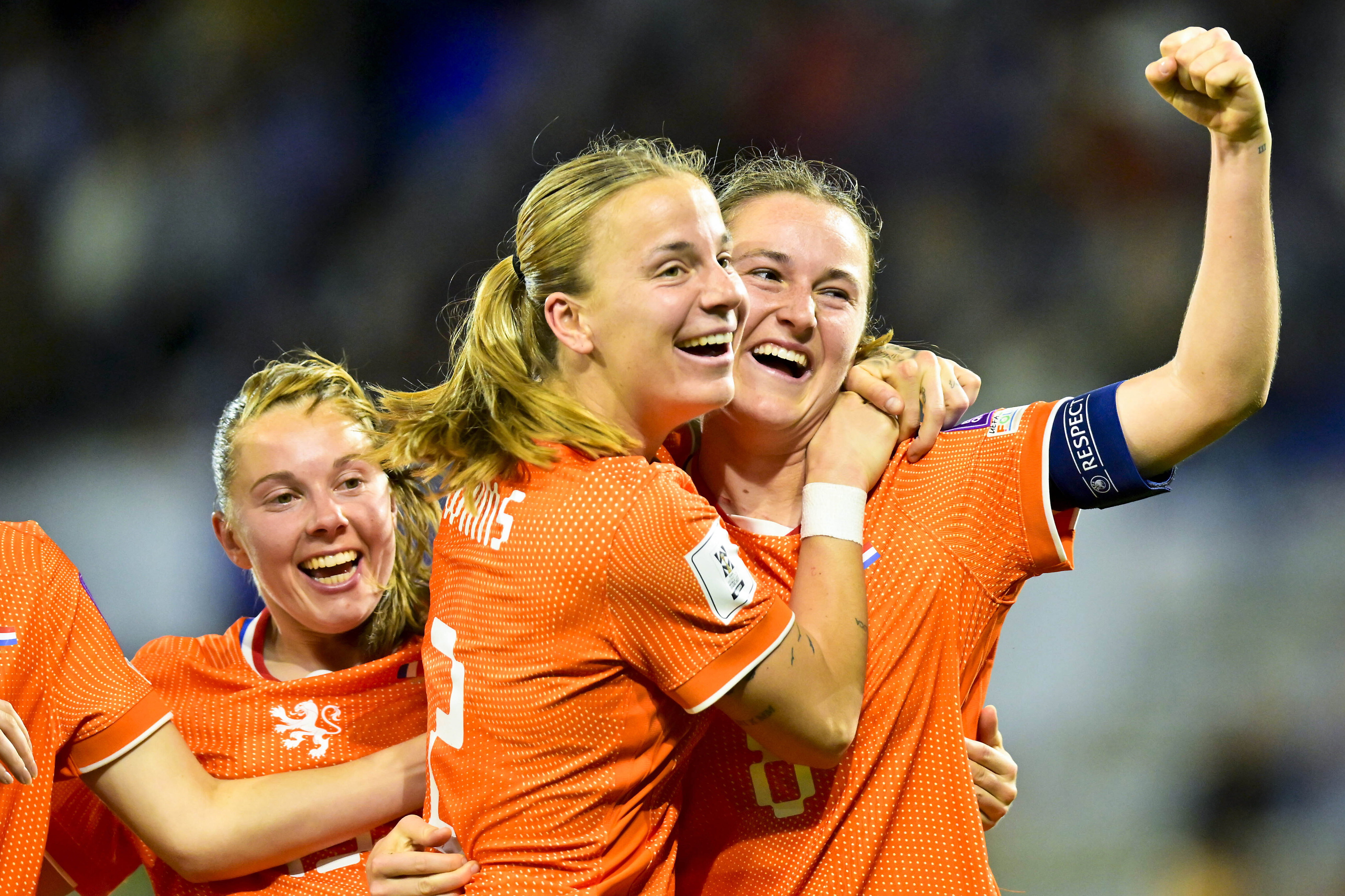 Wieke Kaptein juicht met Lynn Wilms