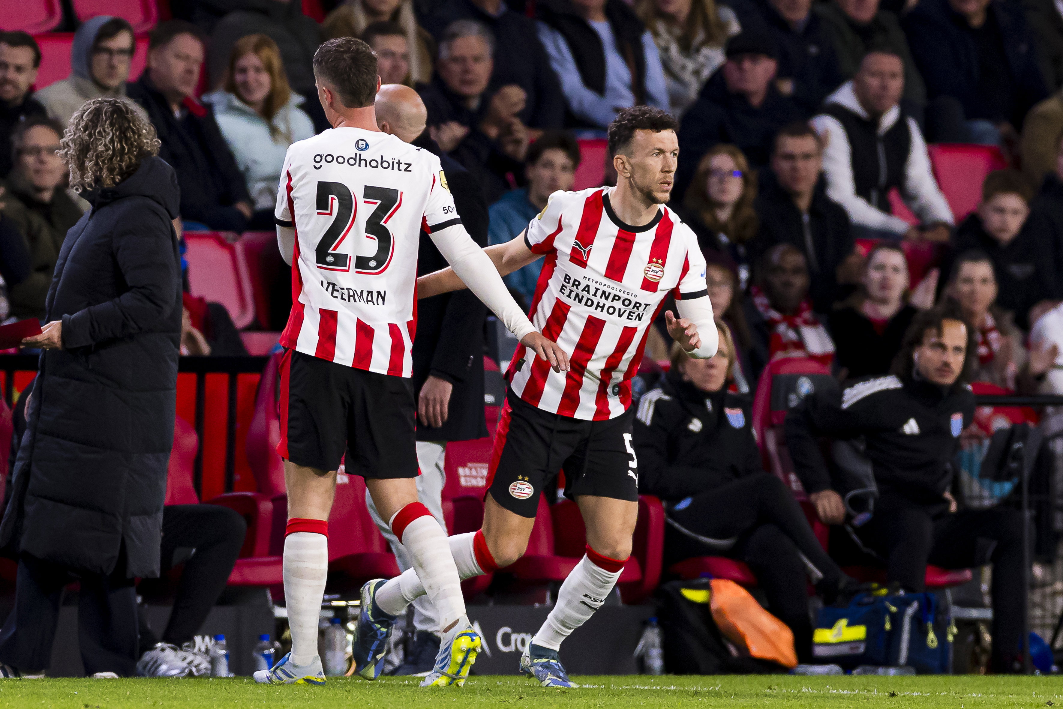 Ivan Perisic komt in het veld voor Joey Veerman
