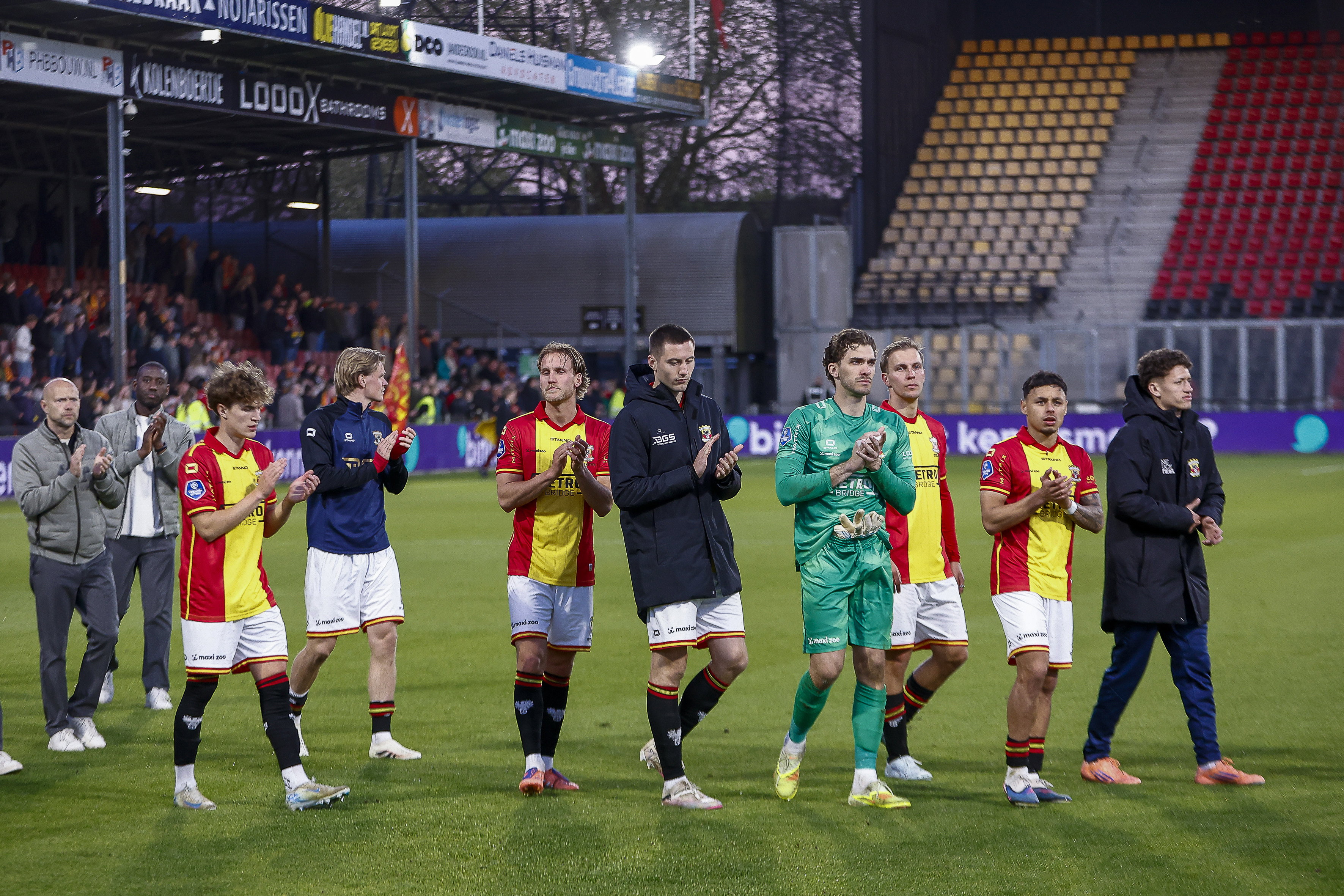 Spelers van Go Ahead Eagles bedanken de fans