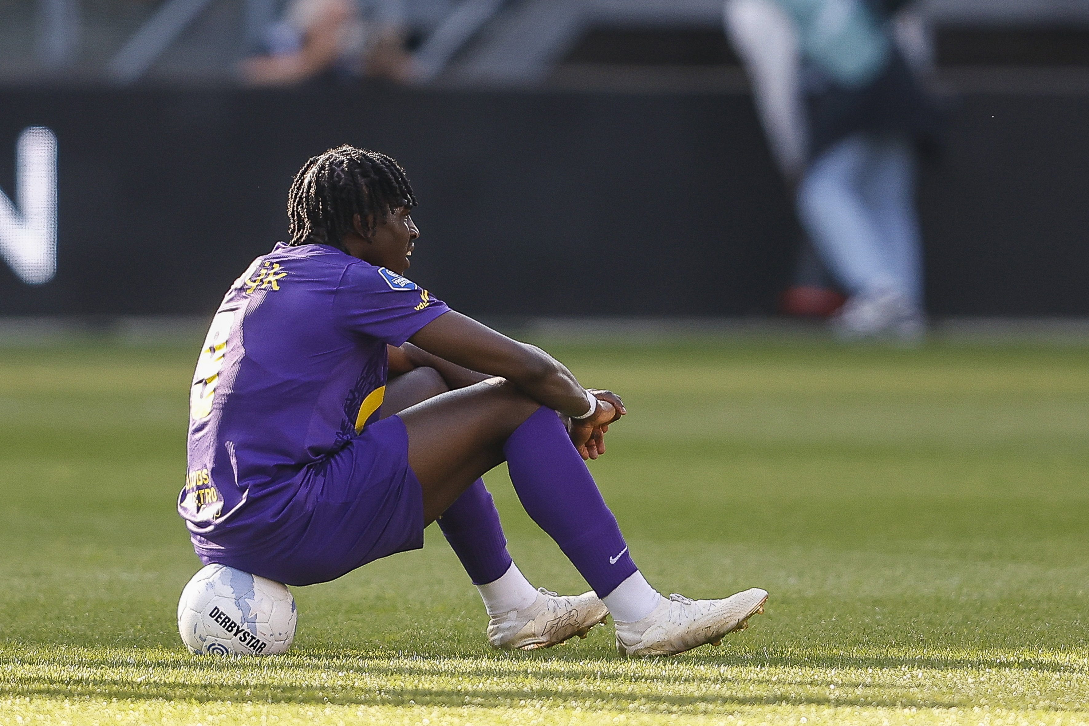 Moussa Soumano zit op een bal