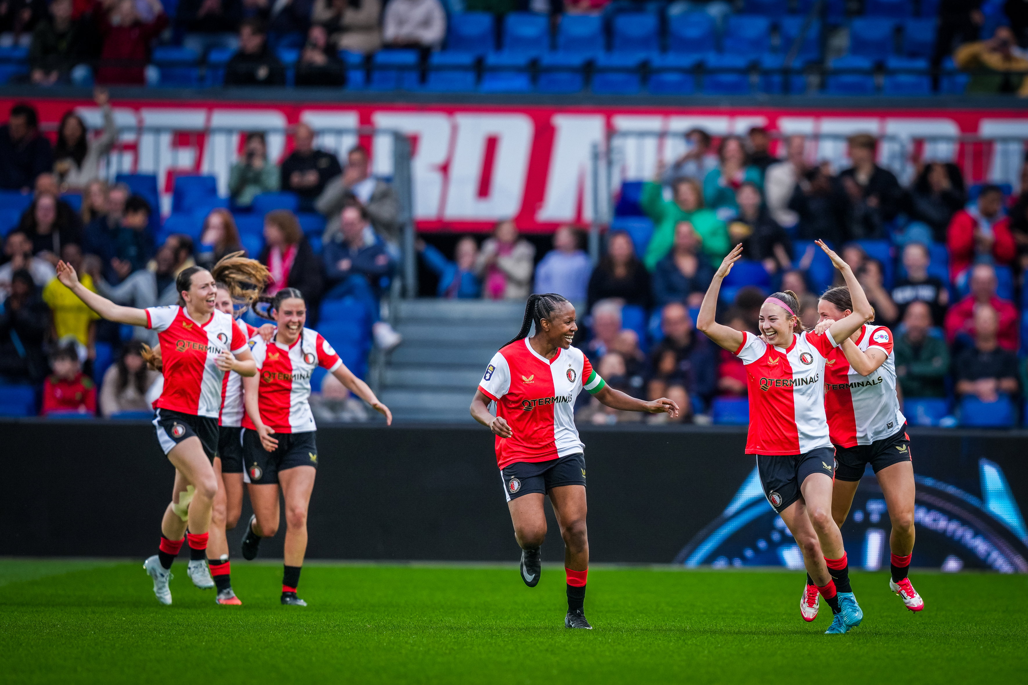 Feyenoord juicht na een doelpunt in De Kuip