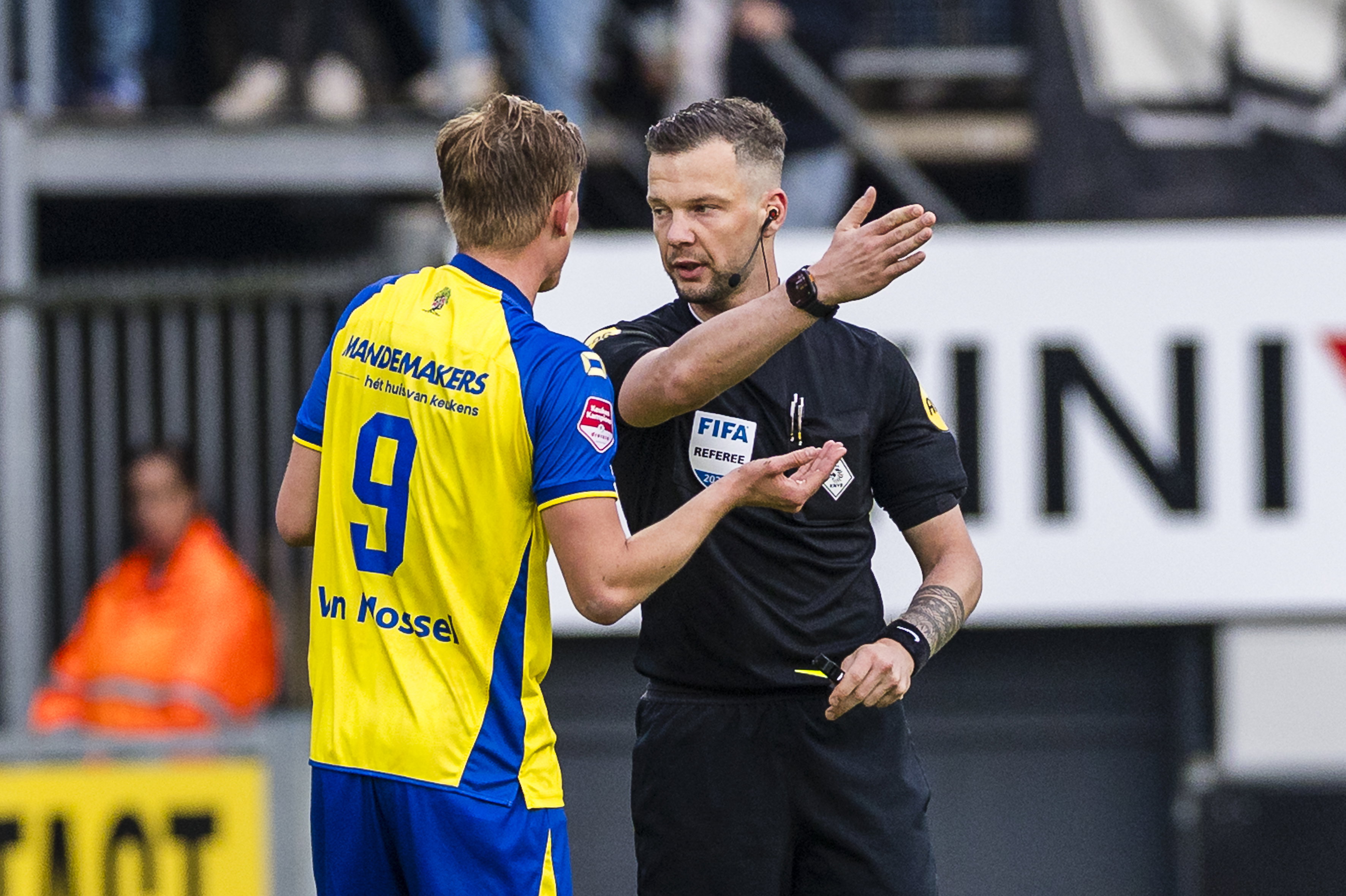 Jesper Uneken wordt van het veld gestuurd