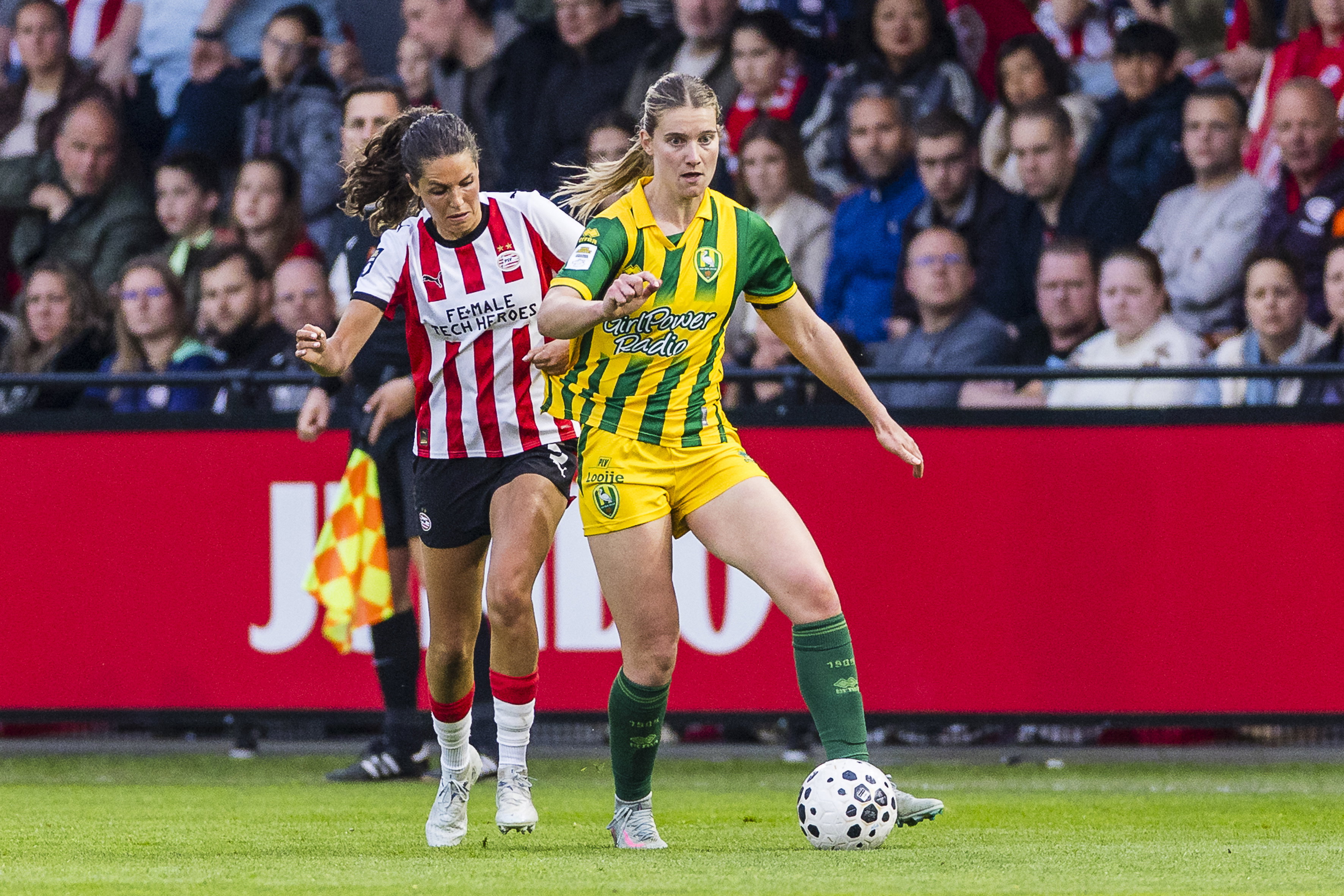 Femke Prins (ADO Den Haag) in duel met Melanie Bross (PSV)