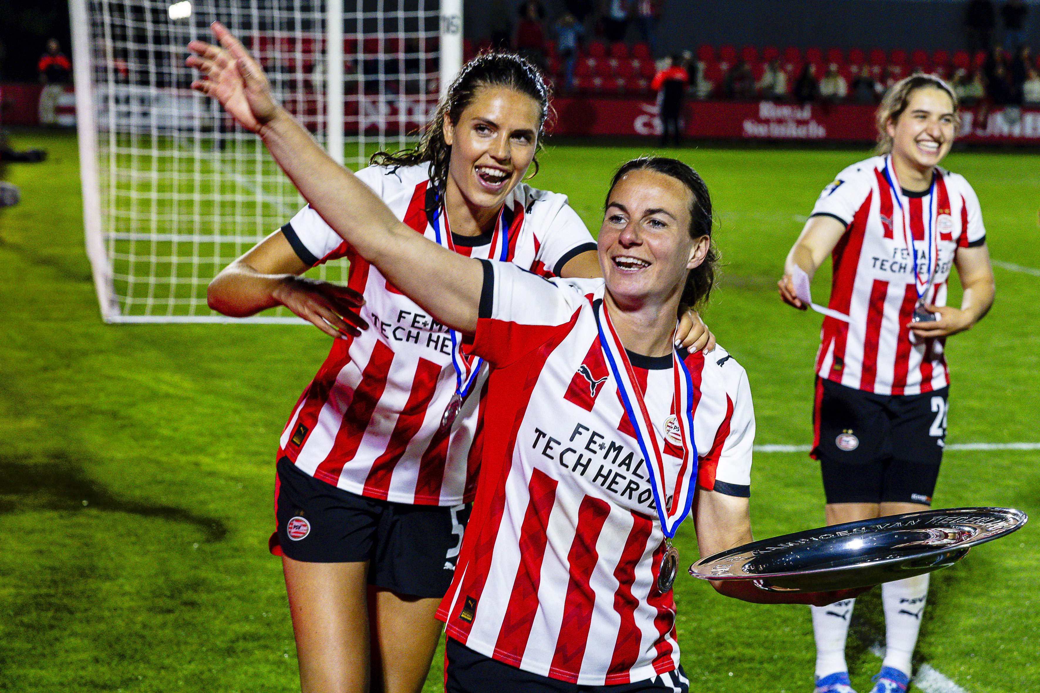 Melanie Bross en Renate Jansen vieren feest na de titel van PSV