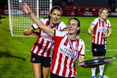 Melanie Bross en Renate Jansen vieren feest na de titel van PSV