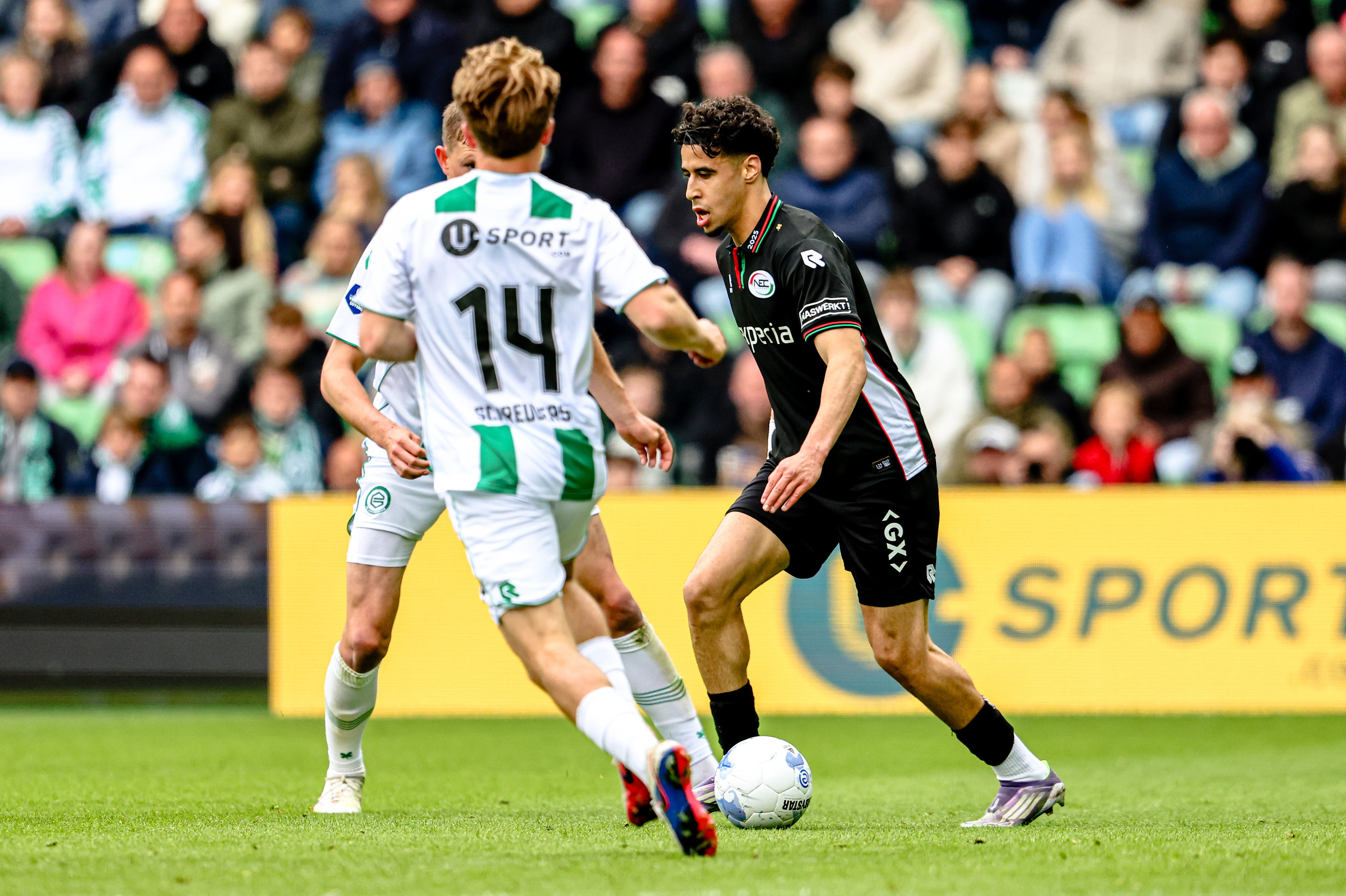 Sami Ouaissa in actie tegen FC Groningen