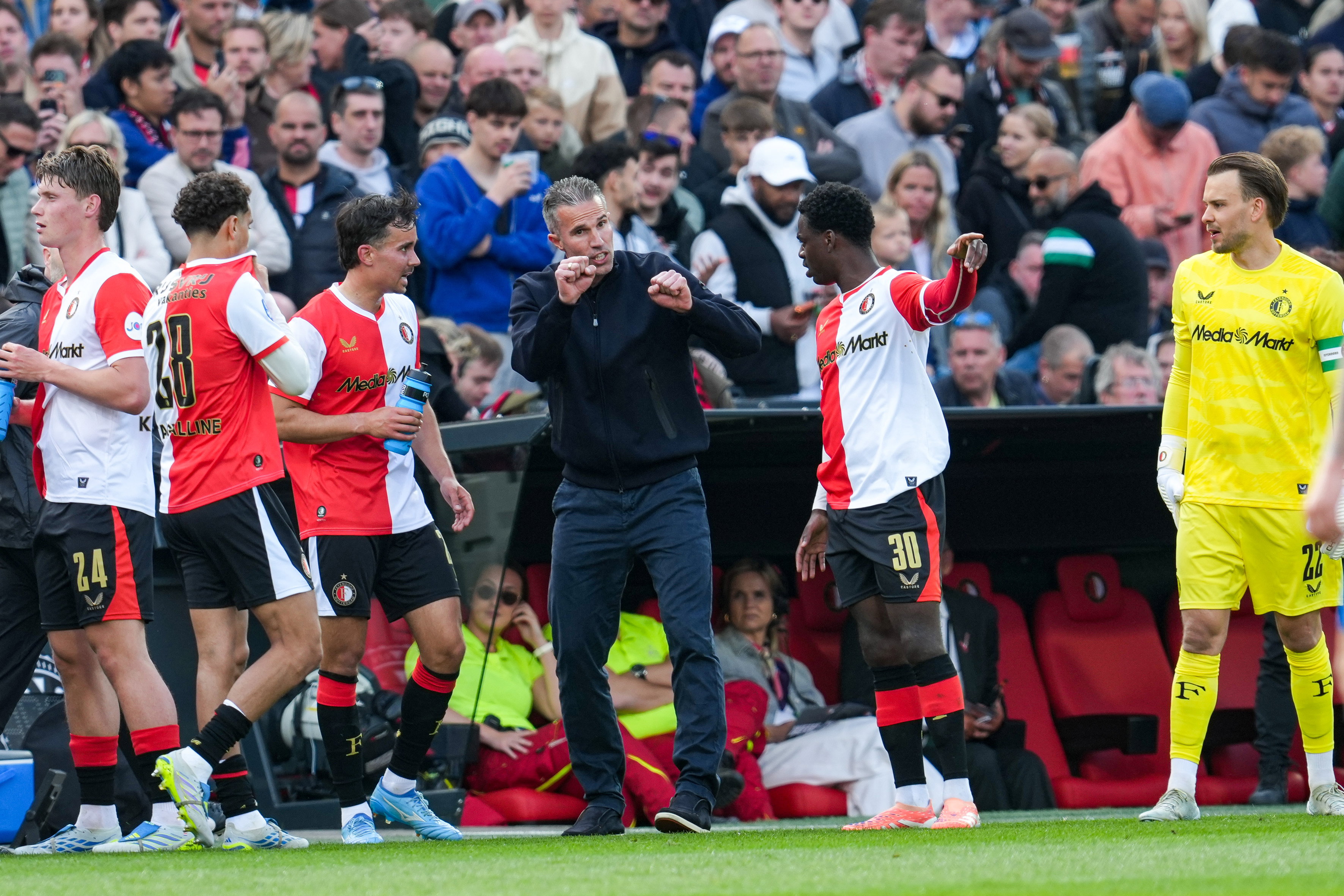 Robin van Persie instrueert zijn spelers