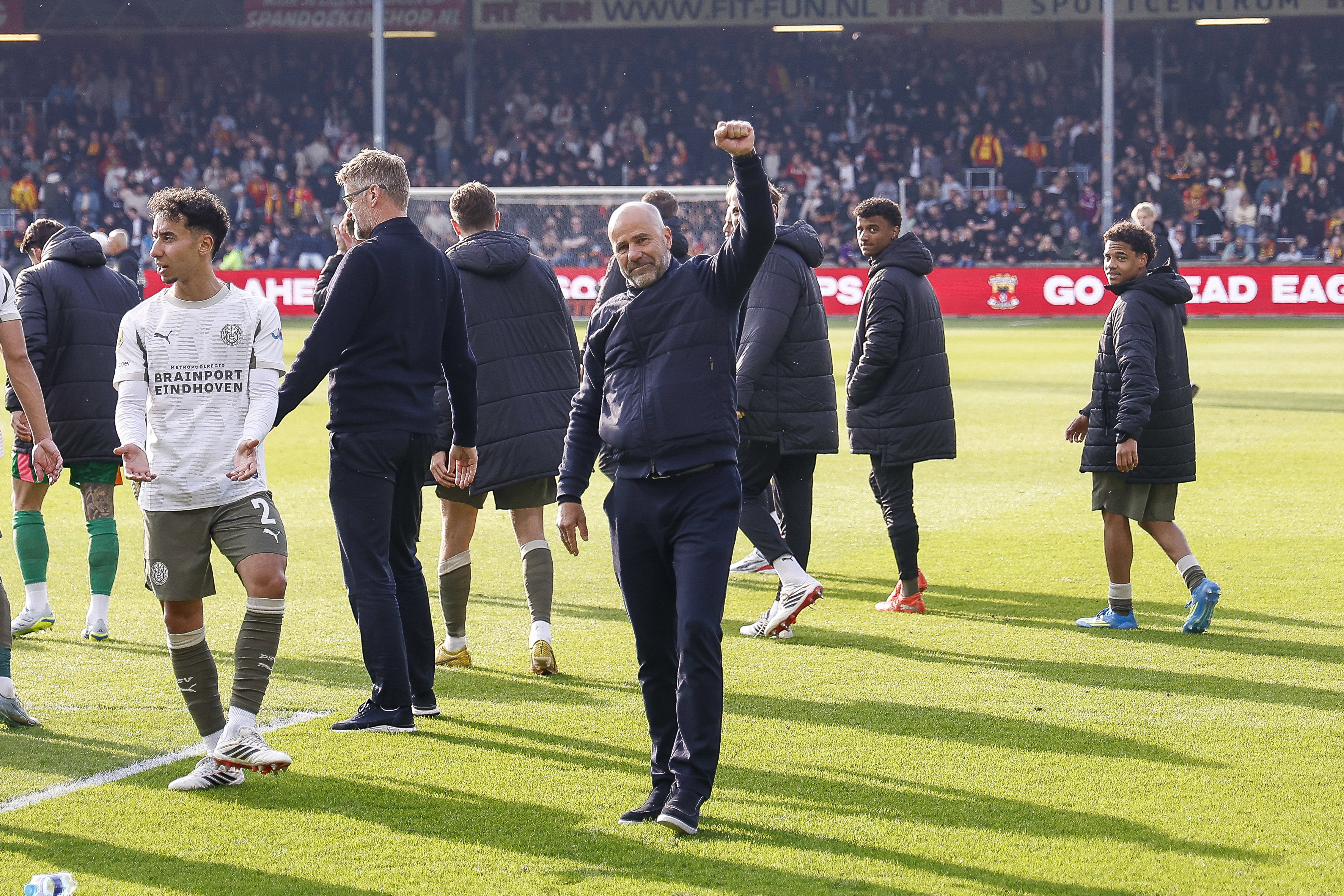 Peter Bosz viert de zege op Go Ahead Eagles