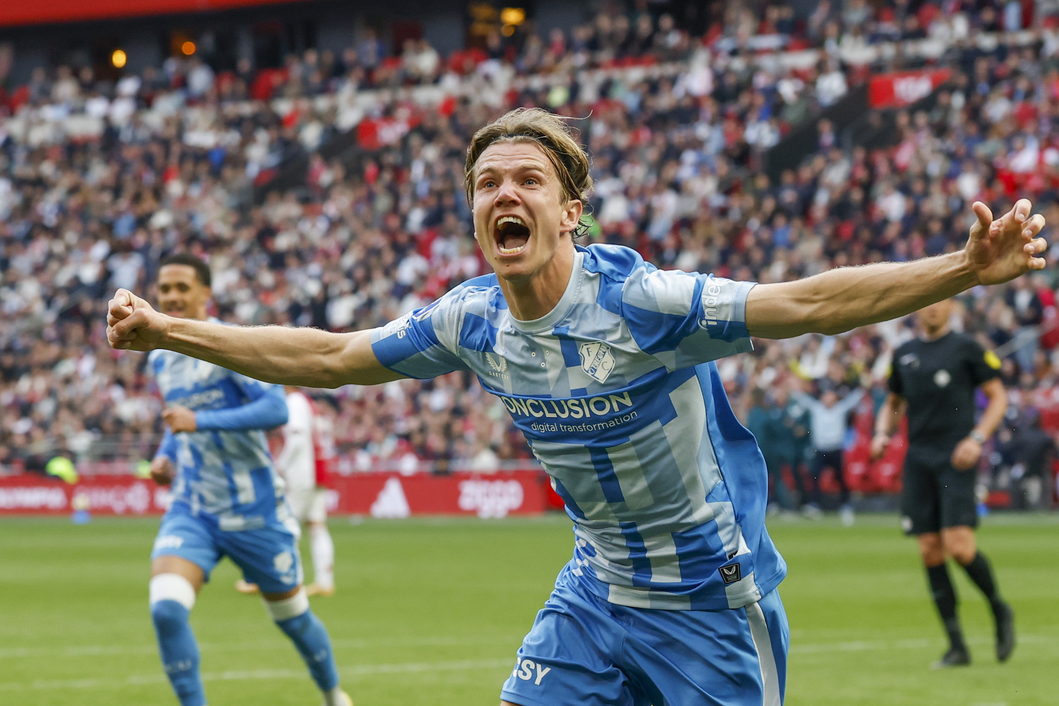 Niklas Vesterlund juicht na zijn goal tegen Ajax