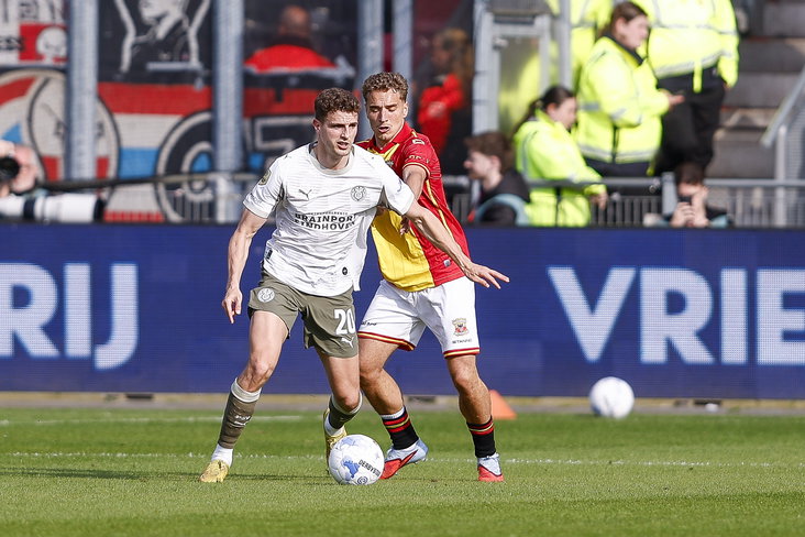 Guus Til tegen Go Ahead Eagles