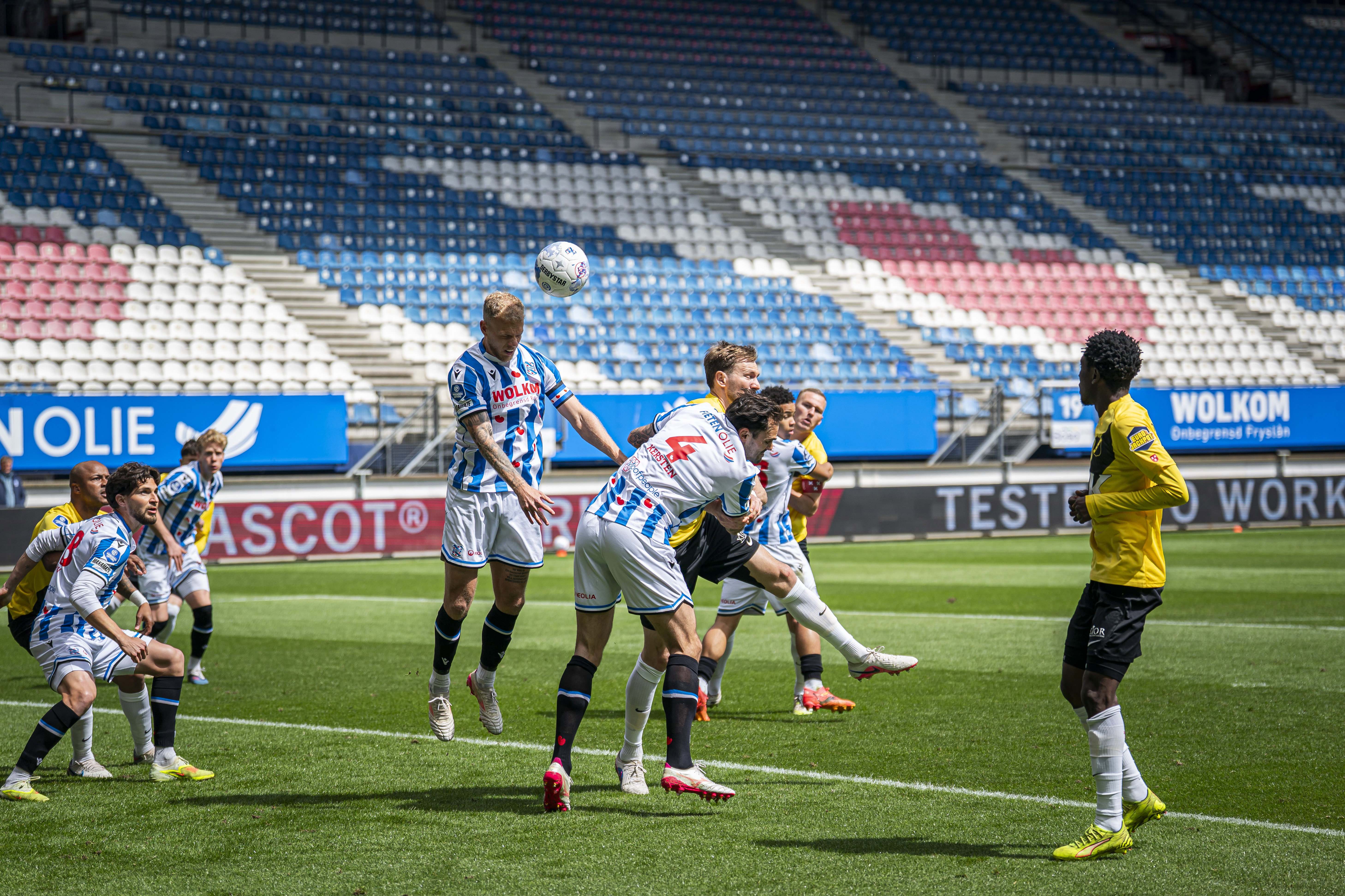 Luuk Brouwers kopt tegen NAC Breda