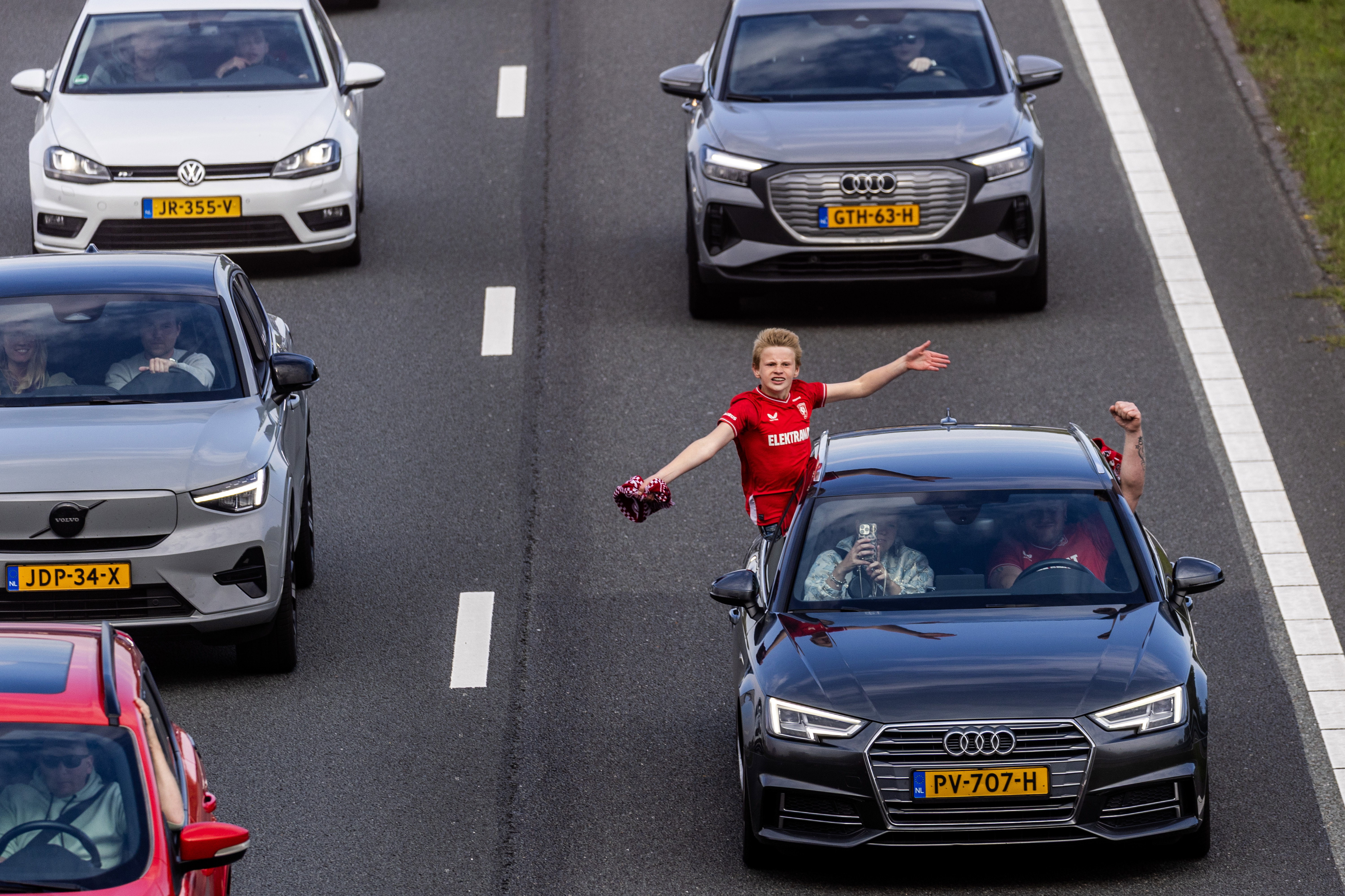 FC Twente supporters zwaaien spelersbus uit op weg naar PSV