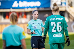 Scheidsrechter Wendy Gijsbers gaat naar PSV-keepster Moon Biegel Esteves
