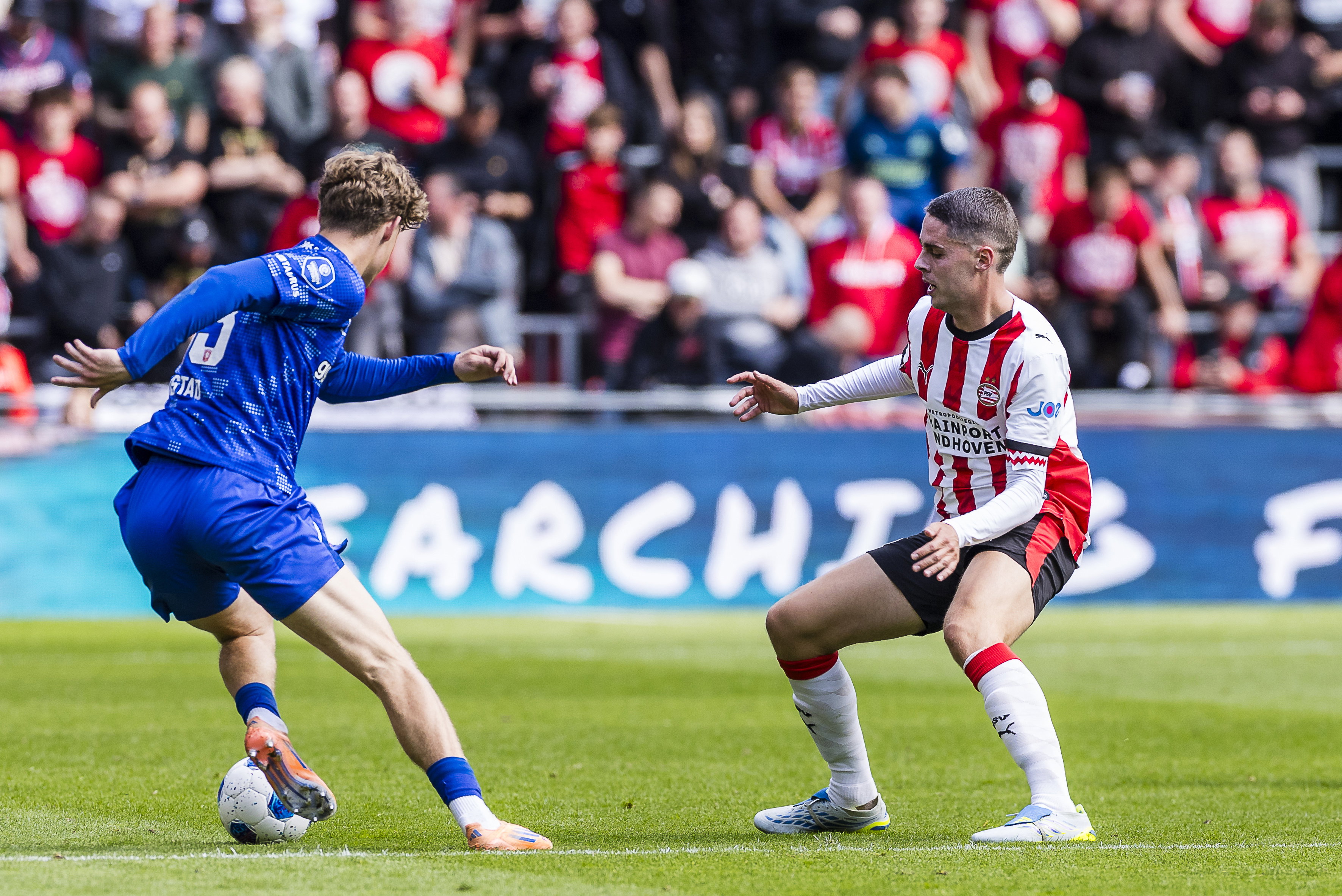 Ruud Nijstad in duel met Joey Veerman