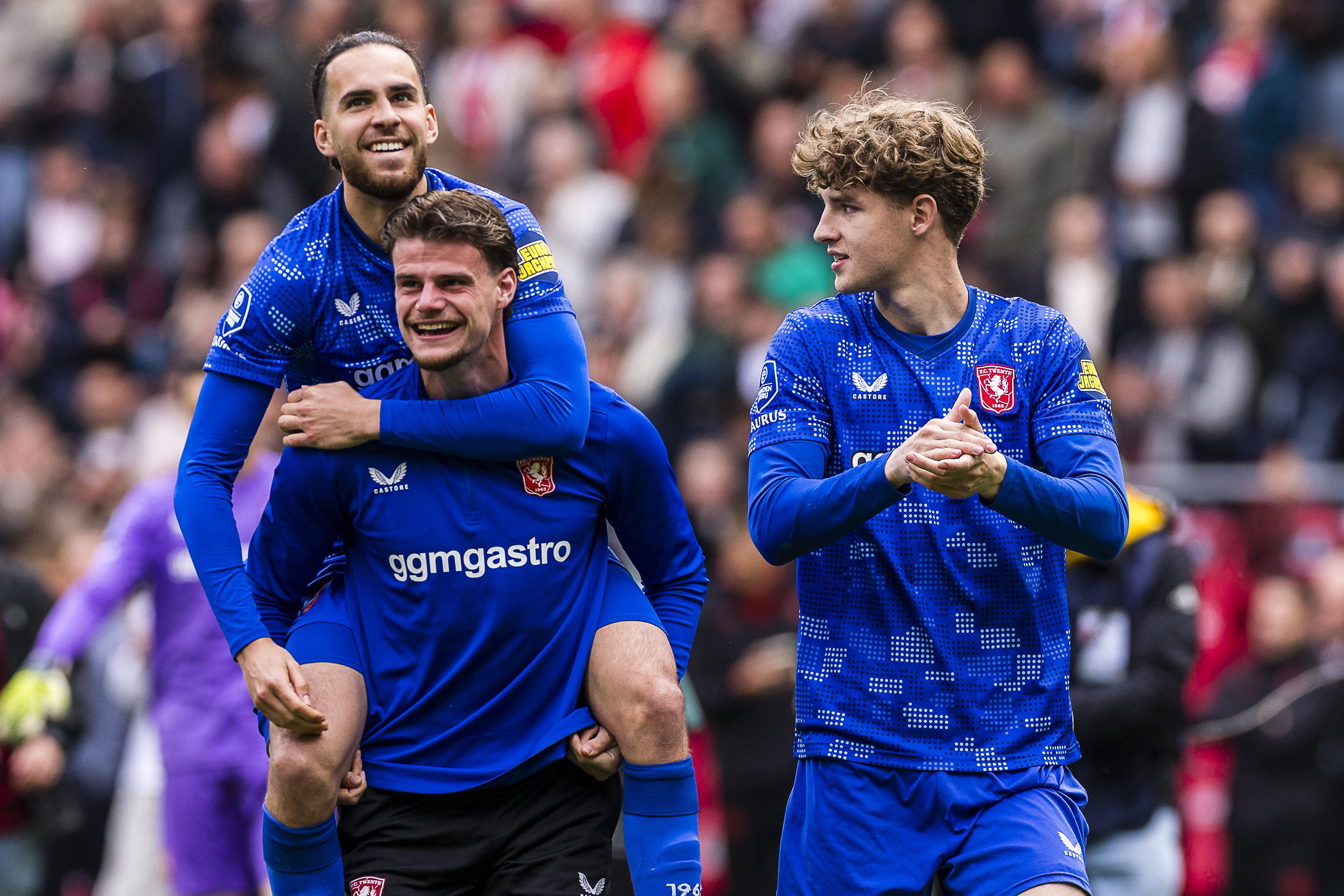 Sam Karssies wordt besprongen door Ramiz Zerrouki