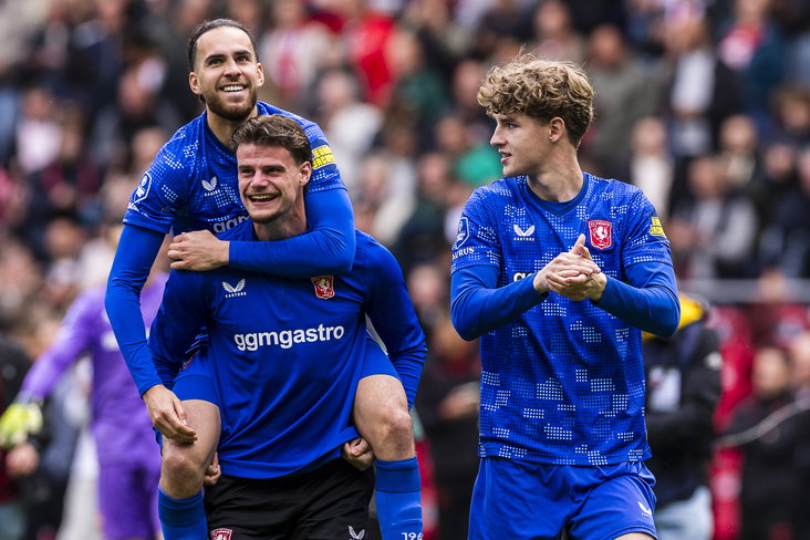 Sam Karssies wordt besprongen door Ramiz Zerrouki
