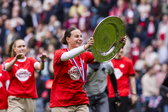 Renate Jansen met de kampioensschaal in het Philips Stadion