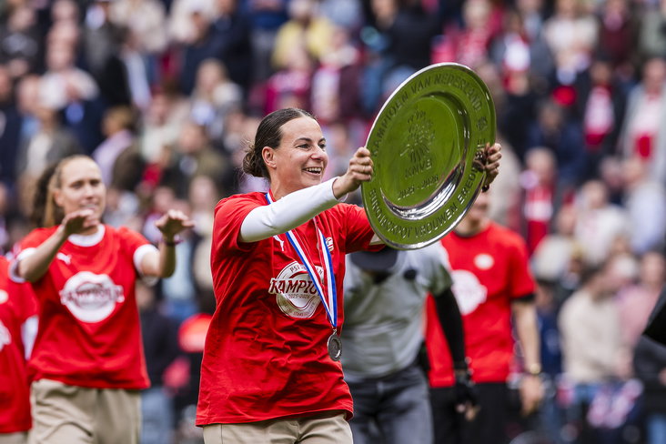 Renate Jansen met de kampioensschaal in het Philips Stadion