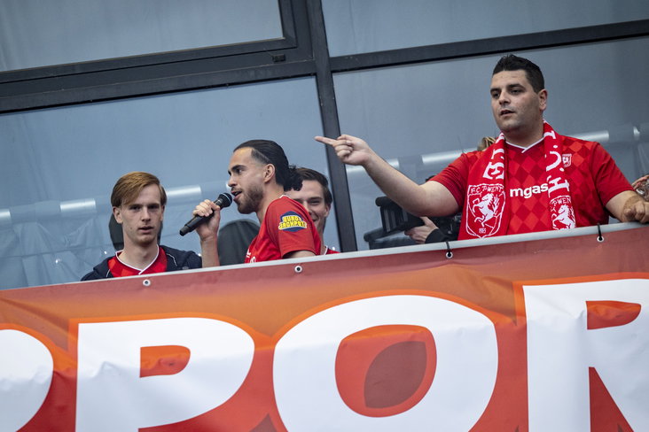 Tom Linders naast Ramiz Zerrouki en Mats Rots