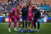 Inter-keepers Yann Sommer, Josep Martinez en Raffaelle Di Gennaro met de Scudetto