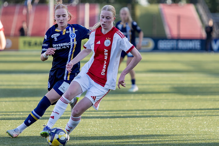 Bibi van Engen (De Graafschap) en Jade Otterman (Jong Ajax)