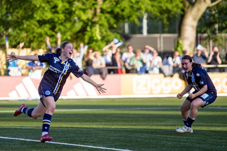 Inge Bolder juicht na een goal voor De Graafschap