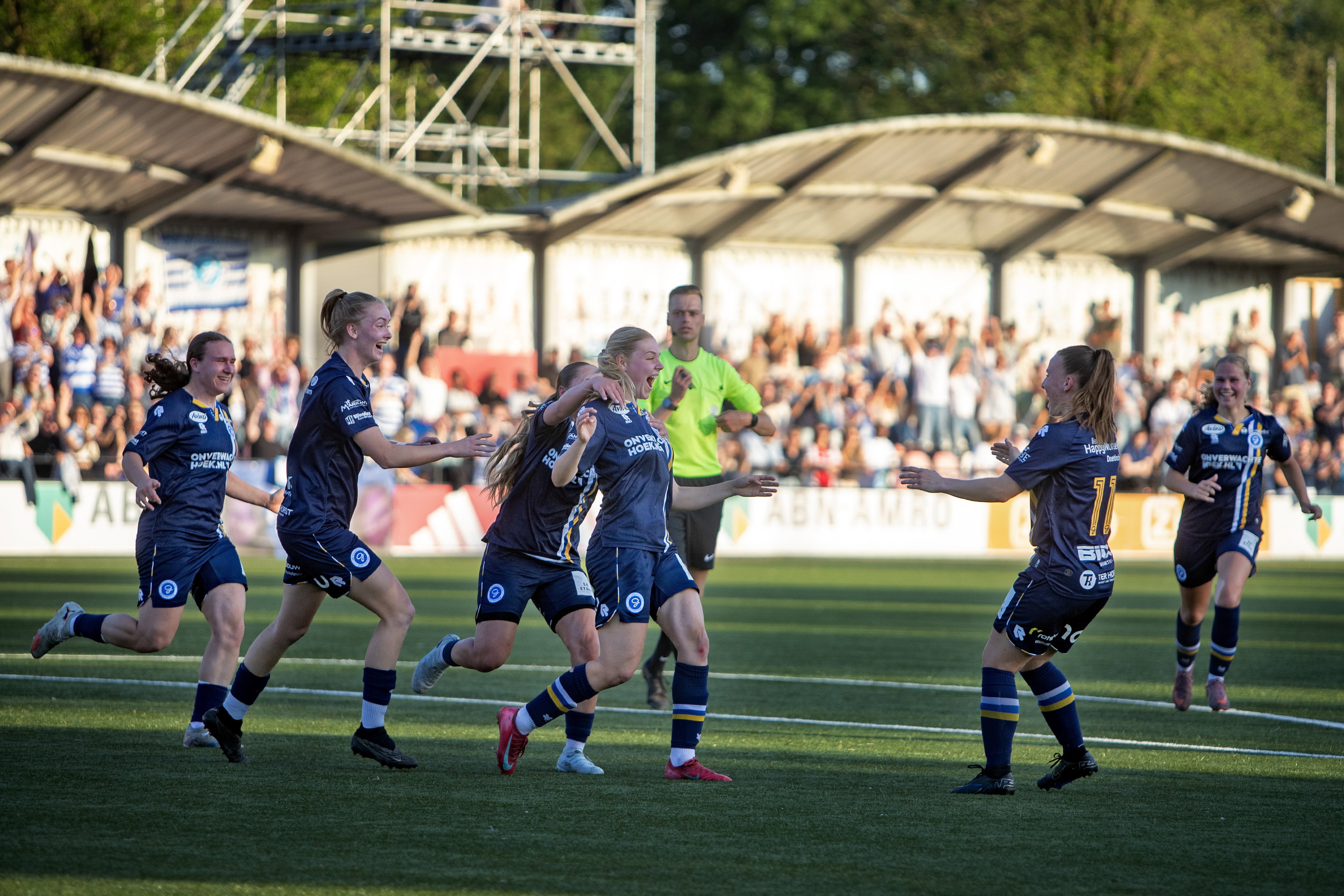 De Graafschap juicht na een goal tegen Jong Ajax
