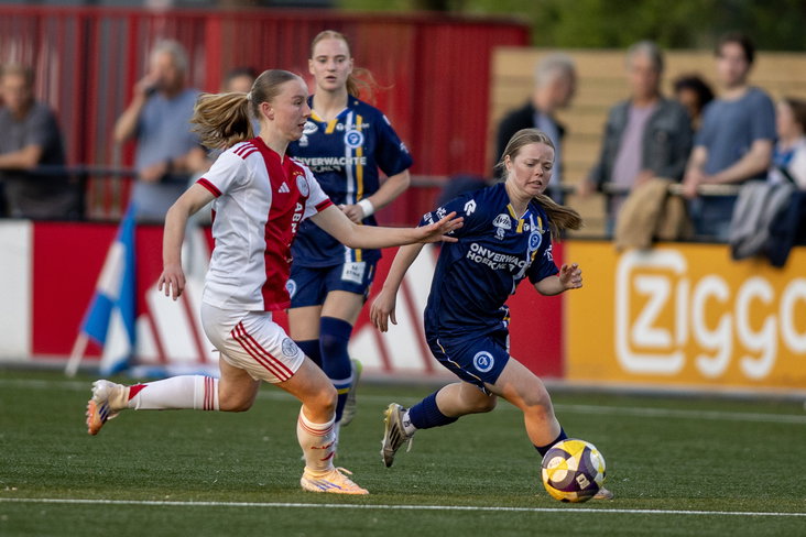 Marilyn Brummel (De Graafschap) in actie tegen Jong Ajax