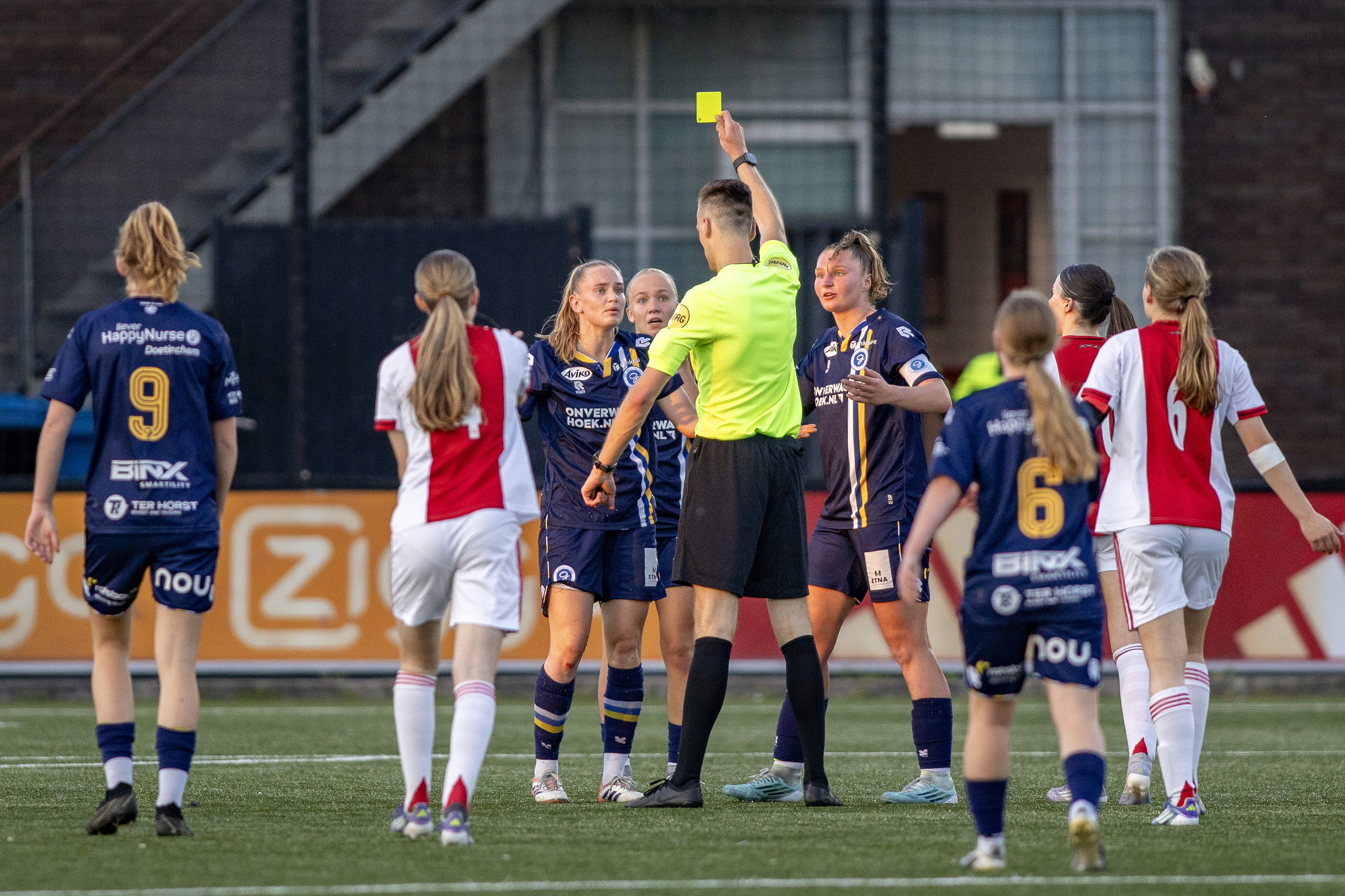 Rosa van Wershoven krijgt geel in het duel promotieduel tegen Jong Ajax