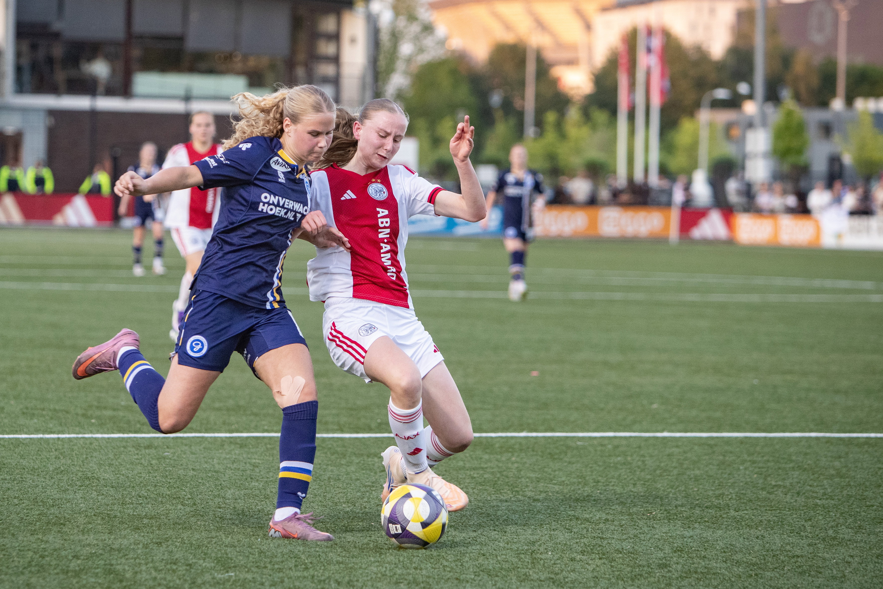 Kee Hubert (De Graafschap) in actie tegen Jong Ajax