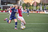 Kee Hubert (De Graafschap) in actie tegen Jong Ajax