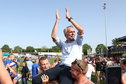 Adrie Poldervaart op de schouders