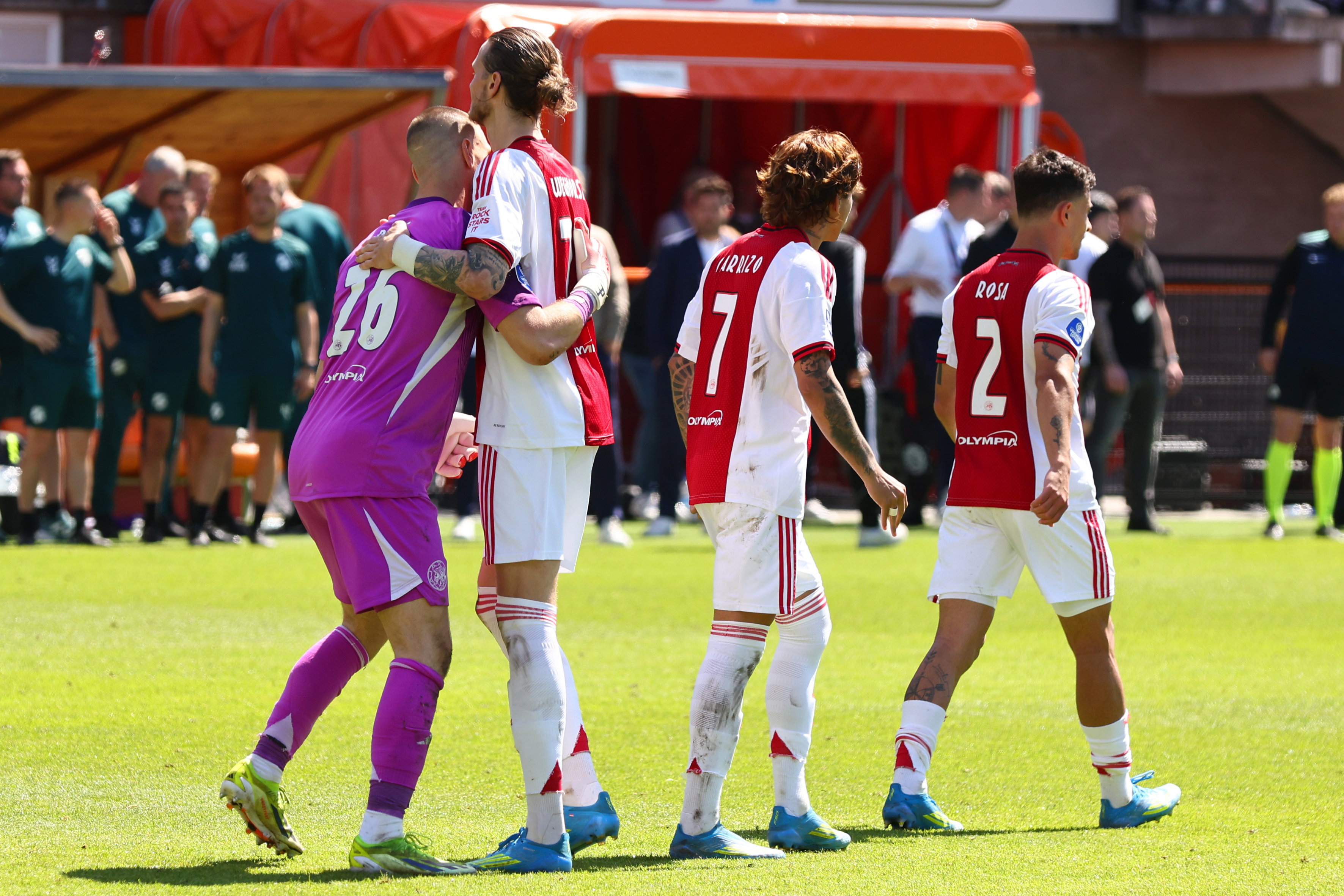Maarten Paes (Ajax) wordt gefeliciteerd na de penaltyserie tegen FC Utrecht