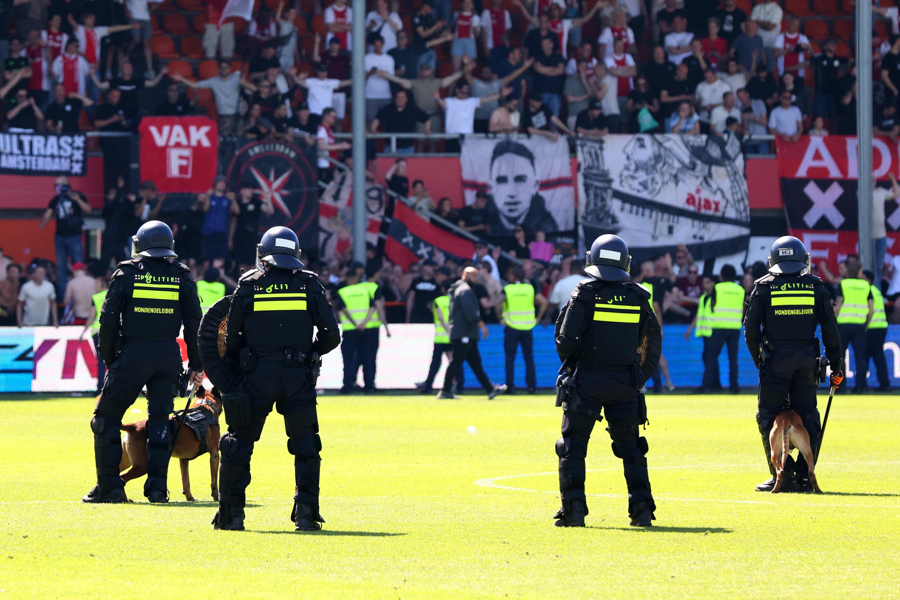 ME'ers op het veld