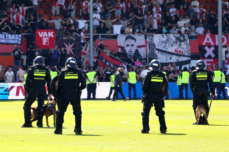 ME'ers op het veld