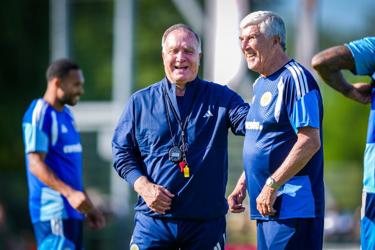 Dick Advocaat en Cor Pot tijdens de training van Curaçao