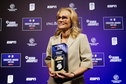 Sarina Wiegman met de Vrouwen Eredivisie Oeuvre Award