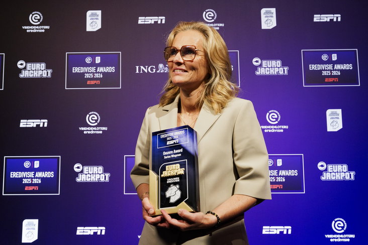 Sarina Wiegman met de Vrouwen Eredivisie Oeuvre Award
