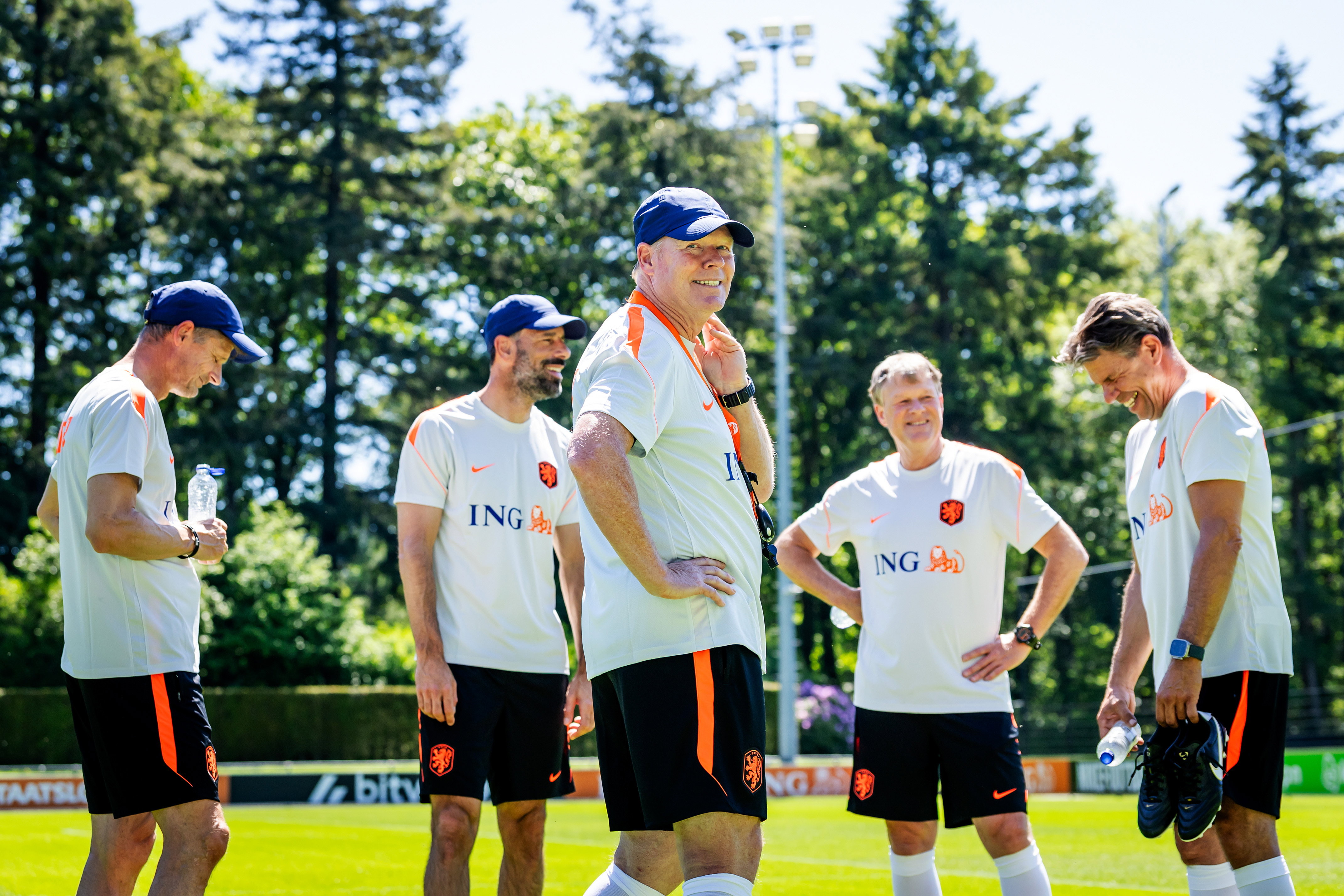 Bondscoach Ronald Koeman met zijn technische staf