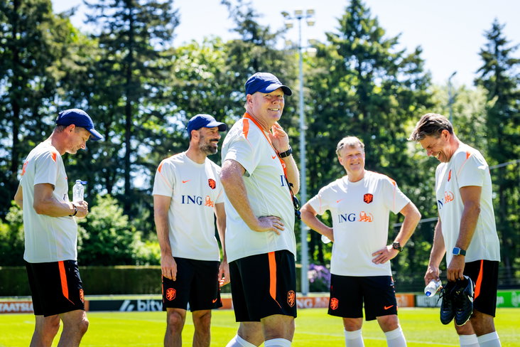 Bondscoach Ronald Koeman met zijn technische staf
