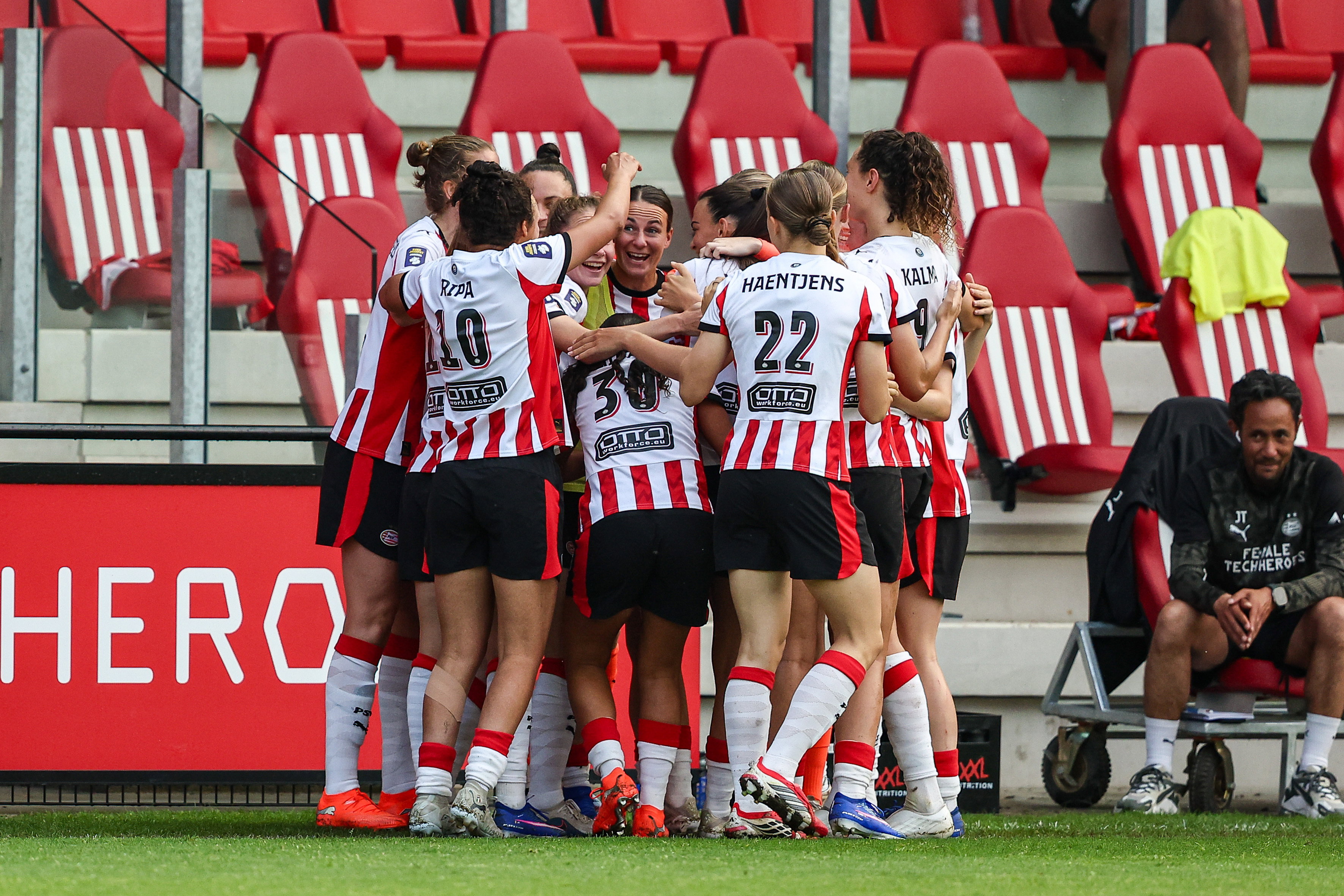 PSV viert een doelpunt met Renate Jansen