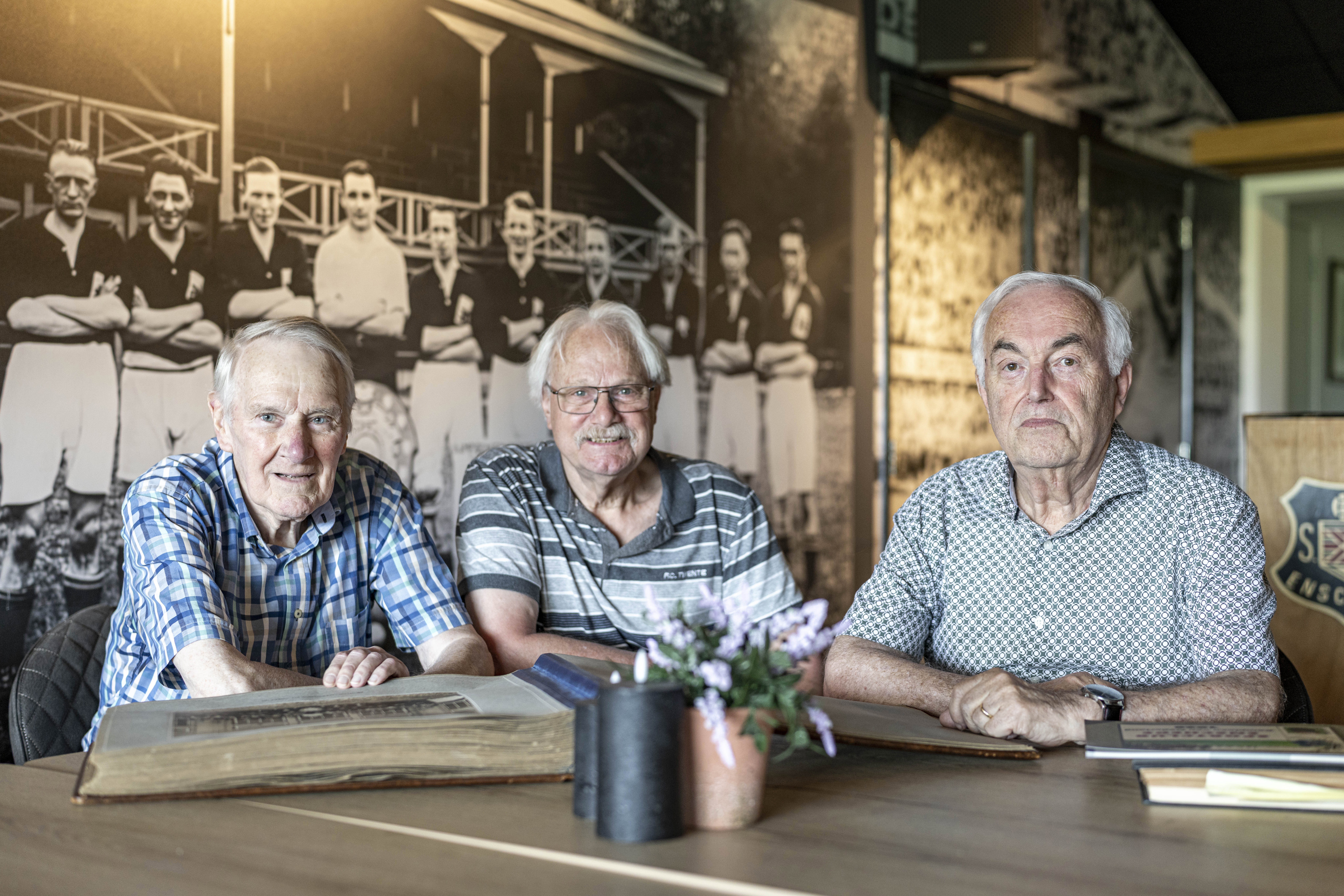 Vrijwilligers van Sportclub Enschede met Ab Gellekink (rechts)